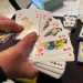 Immagini, dediche e opere che Milella conserva tra svariati scaffali, l dove risiedono anche mille gadget, tutti avuti in omaggio con le copie comprate in edicola. Notiamo le carte da gioco di Tex...